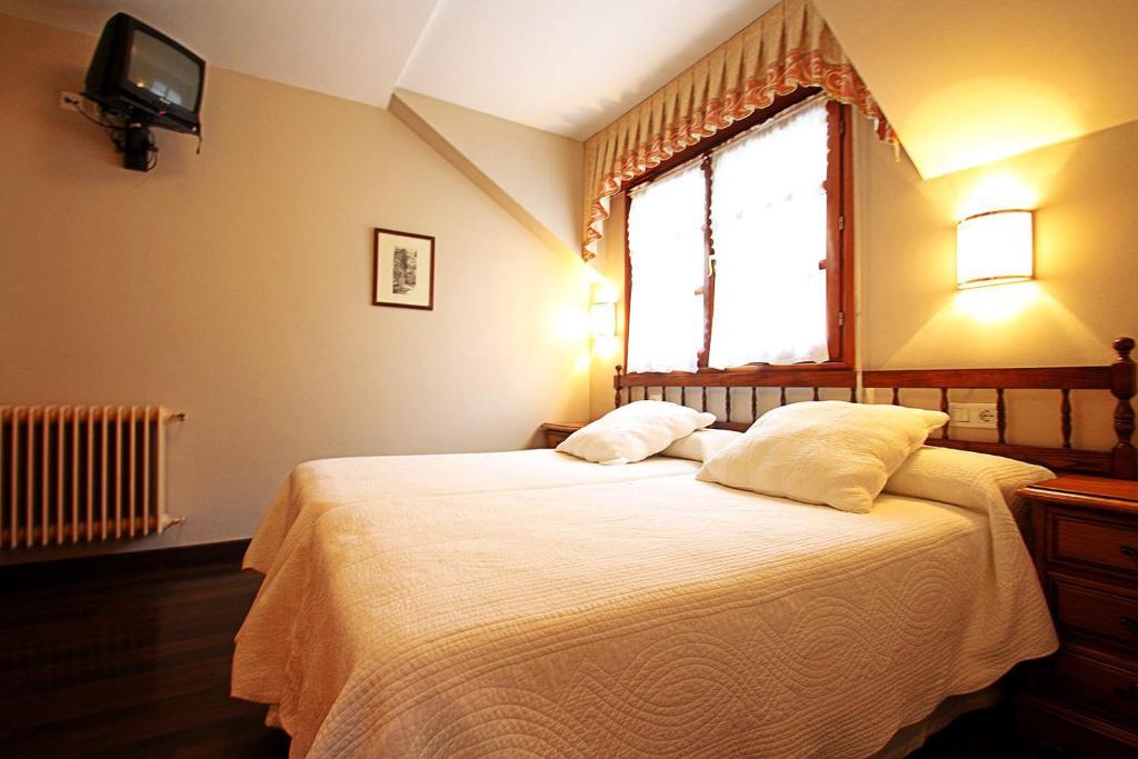 Hostal Restaurante Mendez Villafranca Del Bierzo Oda fotoğraf